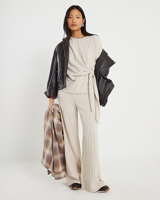 Petite beige mysig topp med breda ribbor och knut på sidan