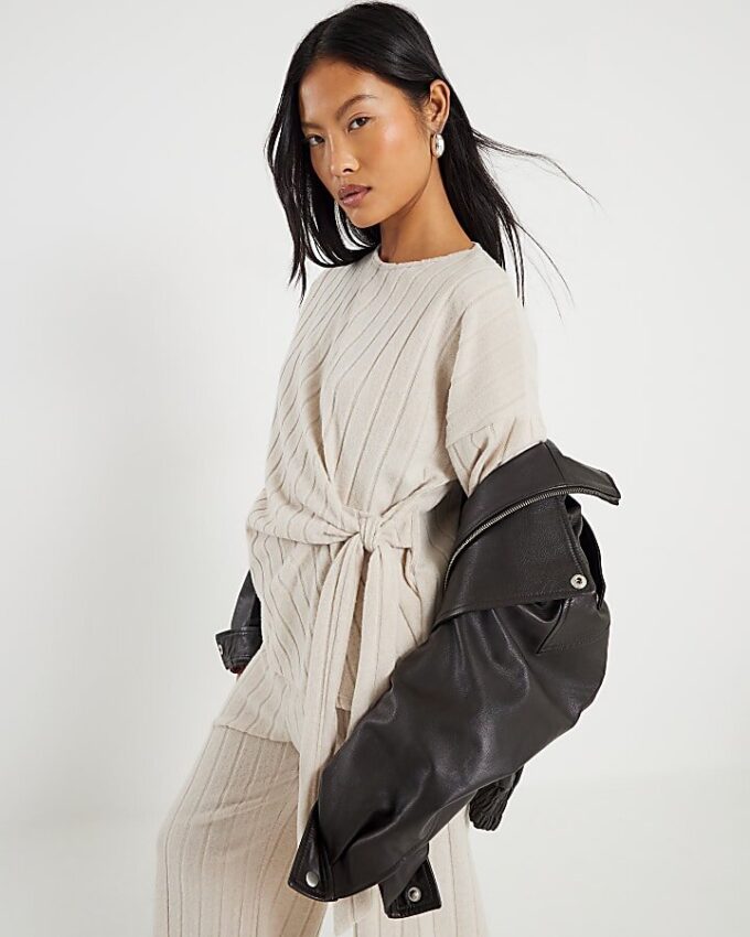 Petite beige mysig topp med breda ribbor och knut på sidan