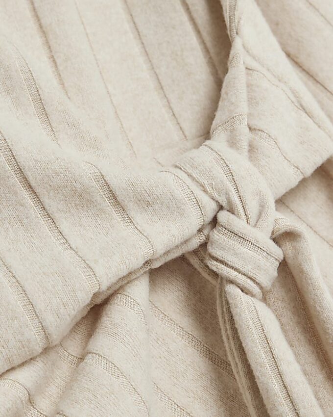 Petite beige mysig topp med breda ribbor och knut på sidan