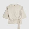 Petite beige mysig topp med breda ribbor och knut på sidan