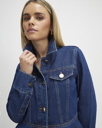 Petite blå denimklänning med långa ärmar