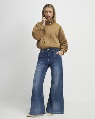 Petite blå högmidjade Snaffle Flared Jeans Petite blå högmidjade Snaffle Flared Jeans