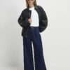 Petite blå plisserade jeans med bälte och vida ben Petite blå plisserade jeans med bälte och vida ben