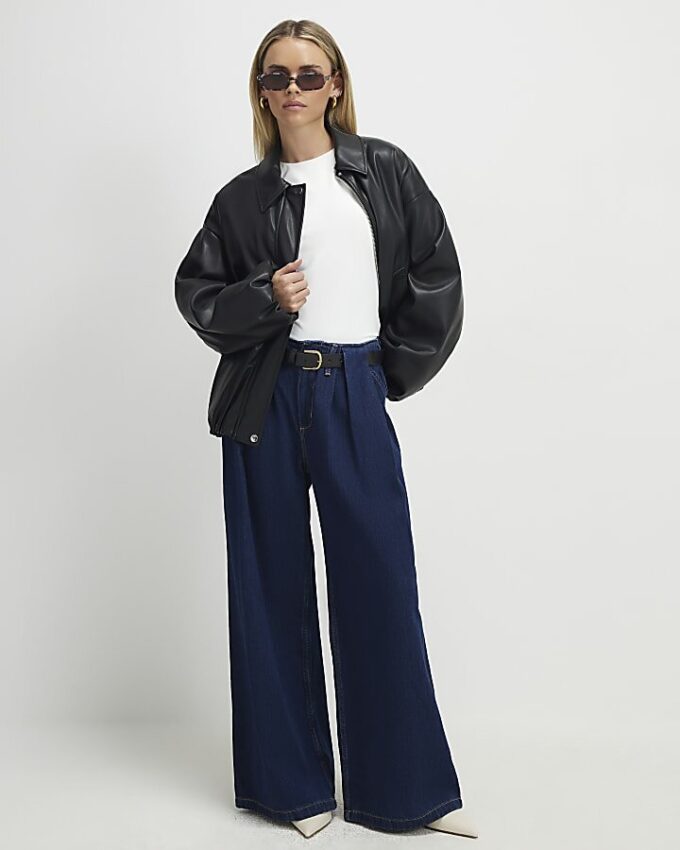 Petite blå plisserade jeans med bälte och vida ben Petite blå plisserade jeans med bälte och vida ben