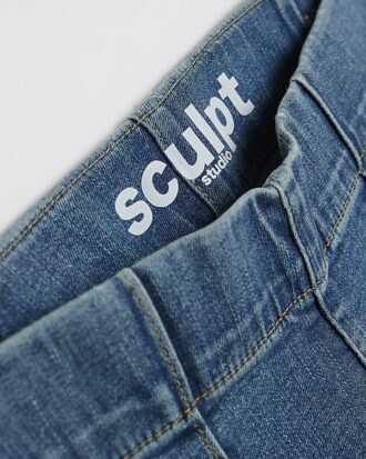 Petite blå pull-on-jeans med utsvängda ben