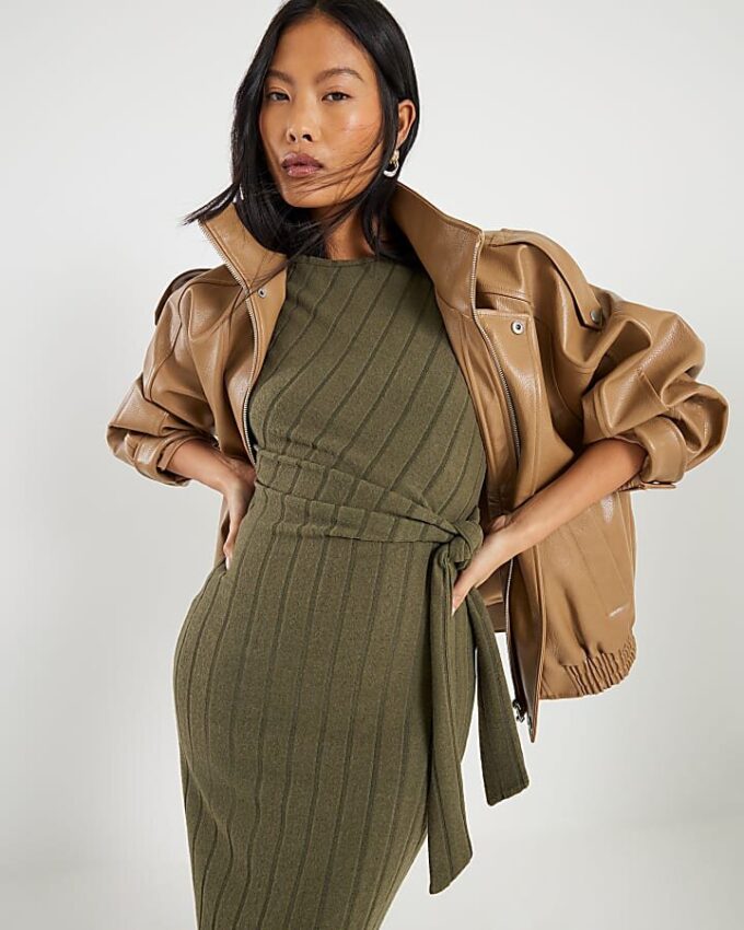 Petite Khaki kortärmad ribbad mysig klänning