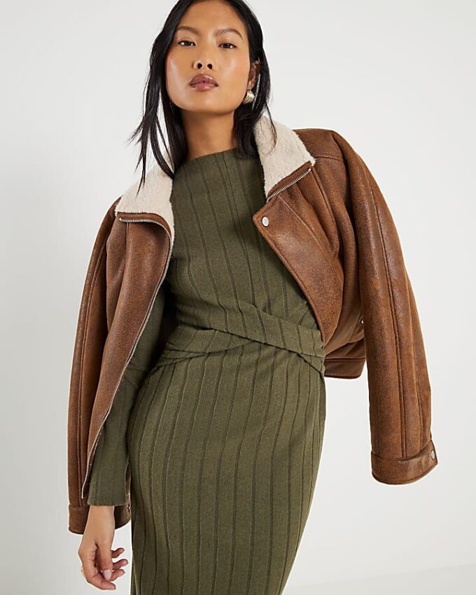 Petite Khaki långärmad mysig midiklänning
