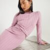 Petite rosa långärmad mysig twist-midiklänning