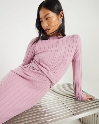 Petite rosa långärmad mysig twist-midiklänning Petite rosa långärmad mysig twist-midiklänning