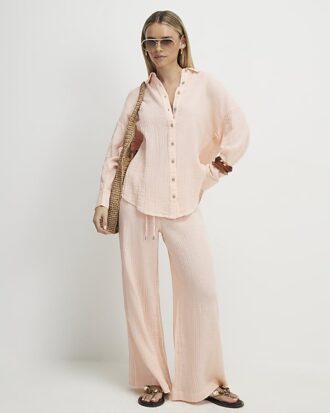 Petite rosa skrynkliga byxor med vida ben