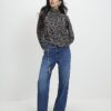 Petite svart blus med geometriskt tryck