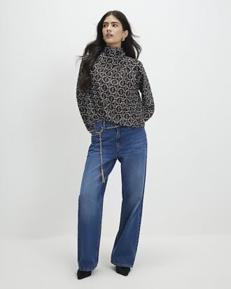 Petite svart blus med geometriskt tryck