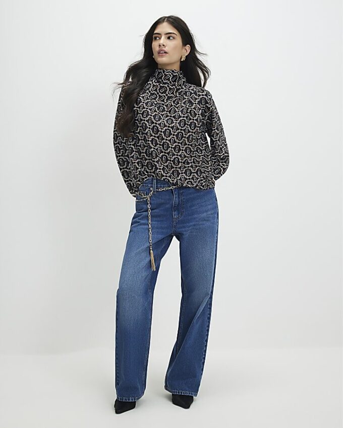 Petite svart blus med geometriskt tryck