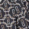 Petite svart blus med geometriskt tryck