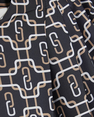 Petite svart blus med geometriskt tryck