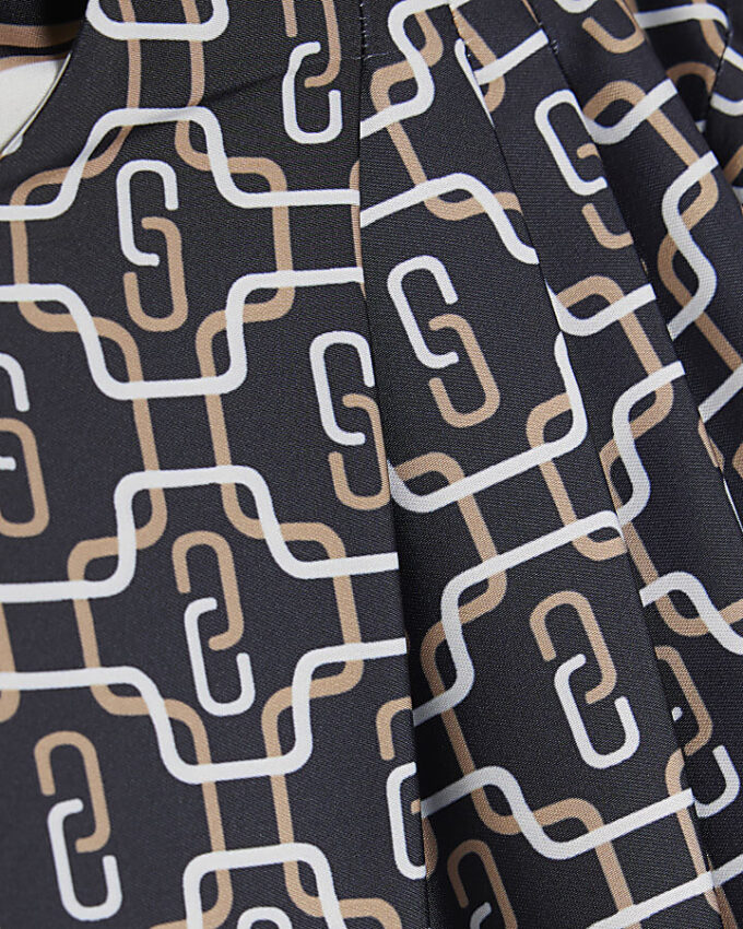 Petite svart blus med geometriskt tryck