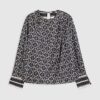 Petite svart blus med geometriskt tryck