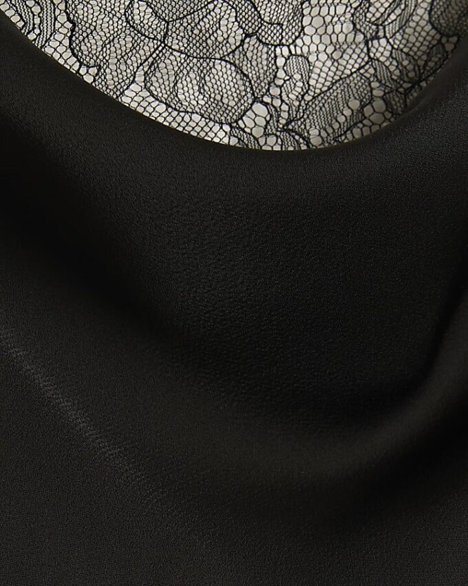 Petite svart midiklänning med cowl neck och spetsar