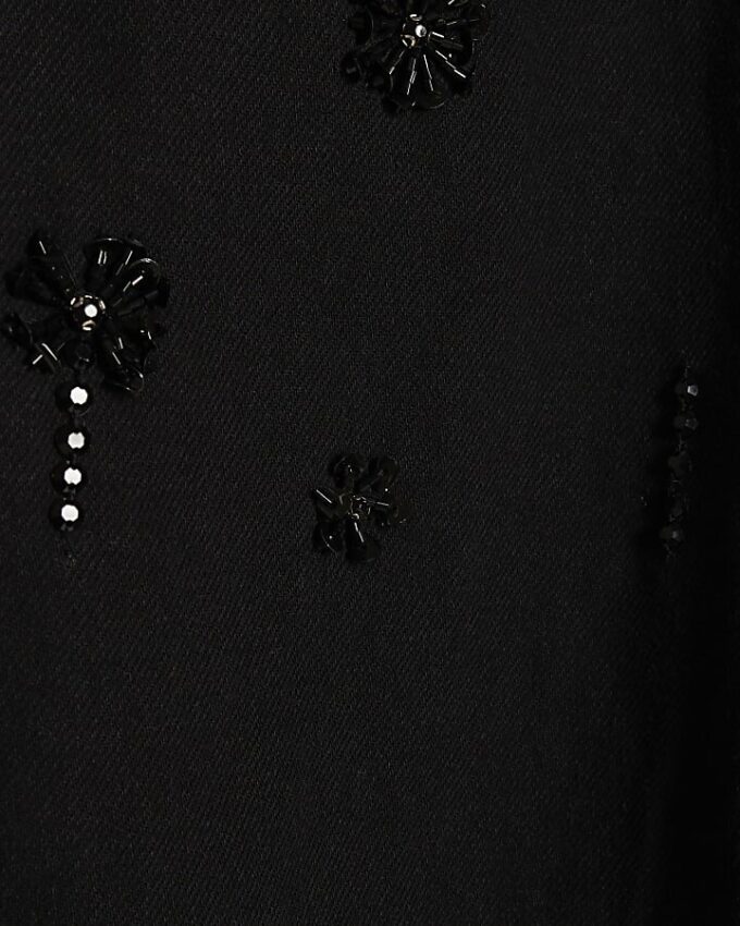 Petite svarta raka jeans med dekorationer