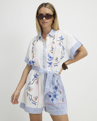Petite vit broderad randig playsuit