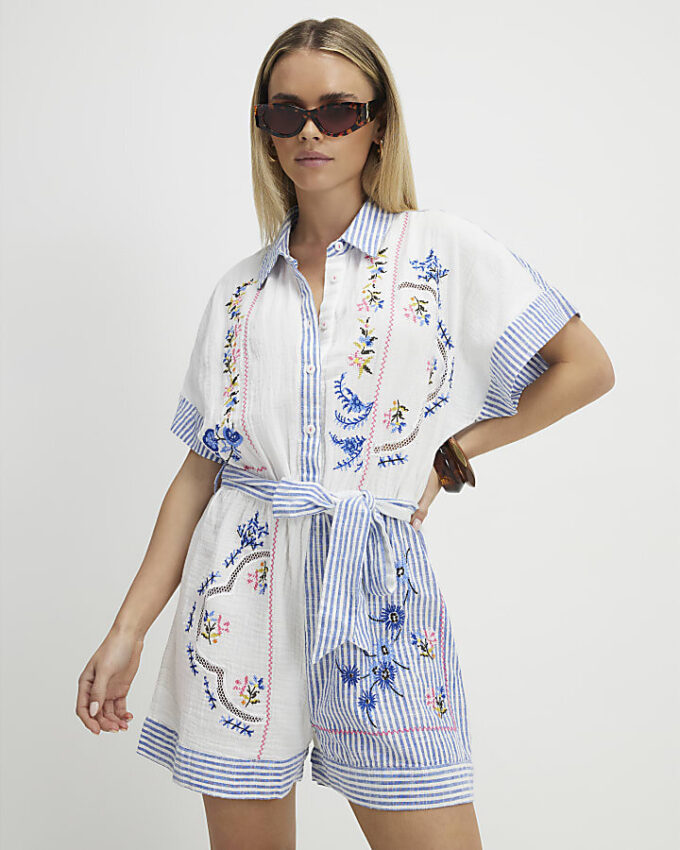 Petite vit broderad randig playsuit