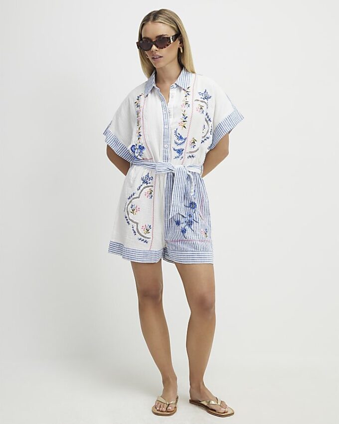 Petite vit broderad randig playsuit