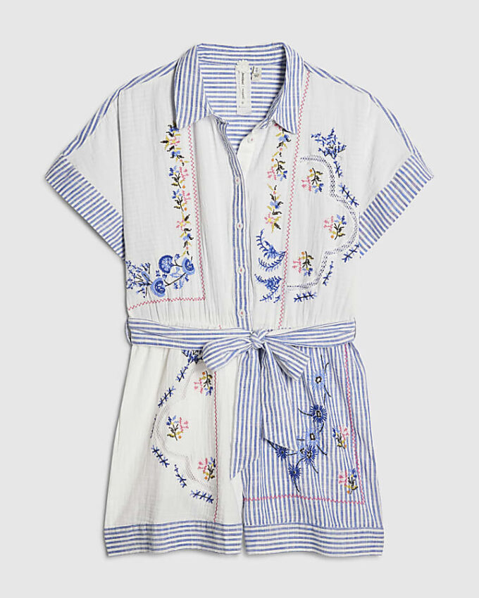 Petite vit broderad randig playsuit