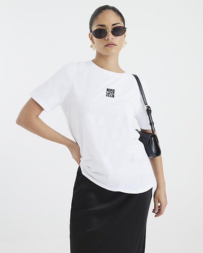 Petite vit More Love Club T-shirt