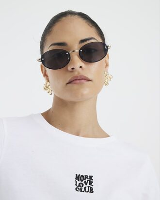 Petite vit More Love Club T-shirt
