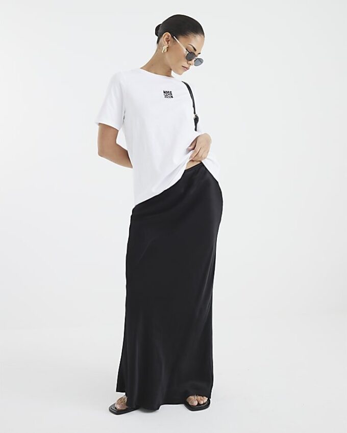 Petite vit More Love Club T-shirt