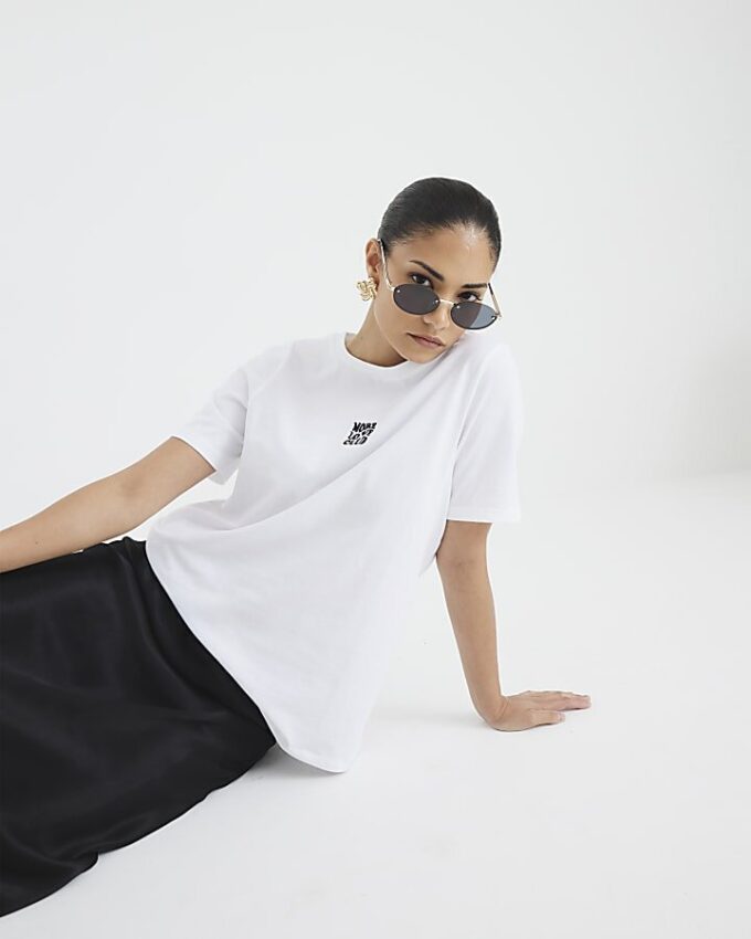 Petite vit More Love Club T-shirt