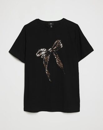 Plus svart T-shirt med grafisk rosett