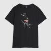 Plus svart T-shirt med skissartat ansikte i folie