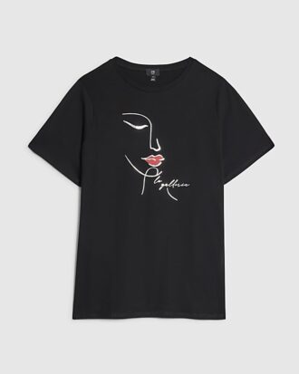 Plus svart T-shirt med skissartat ansikte i folie