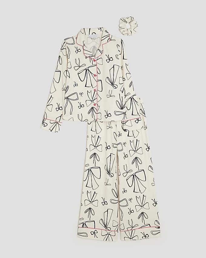 Pyjamas för flickor i vitt med monokrom rosett Pyjamas för flickor i vitt med monokrom rosett