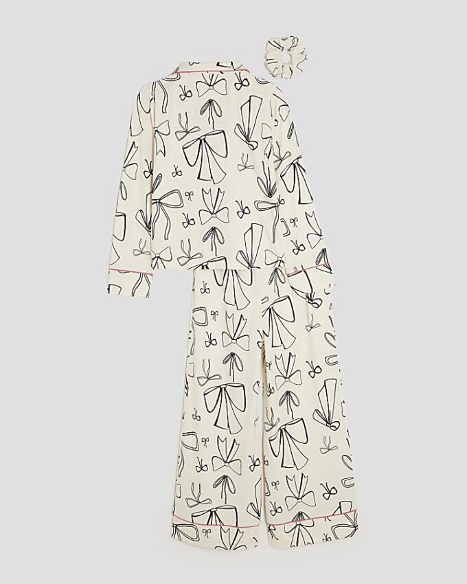 Pyjamas för flickor i vitt med monokrom rosett Pyjamas för flickor i vitt med monokrom rosett