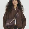 Röd crossbody-väska med präglat monogram och kedja