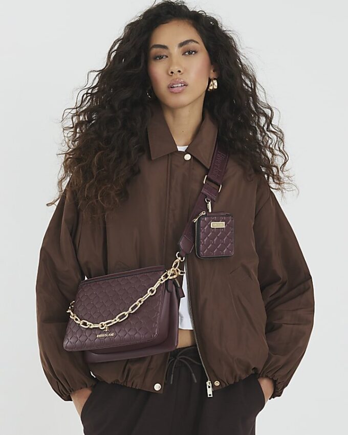 Röd crossbody-väska med präglat monogram och kedja