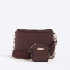 Röd crossbody-väska med präglat monogram och kedja