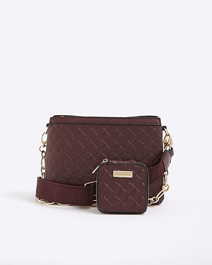 Röd crossbody-väska med präglat monogram och kedja