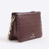Röd crossbody-väska med präglat monogram och kedja