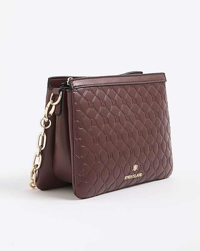 Röd crossbody-väska med präglat monogram och kedja