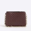 Röd crossbody-väska med präglat monogram och kedja