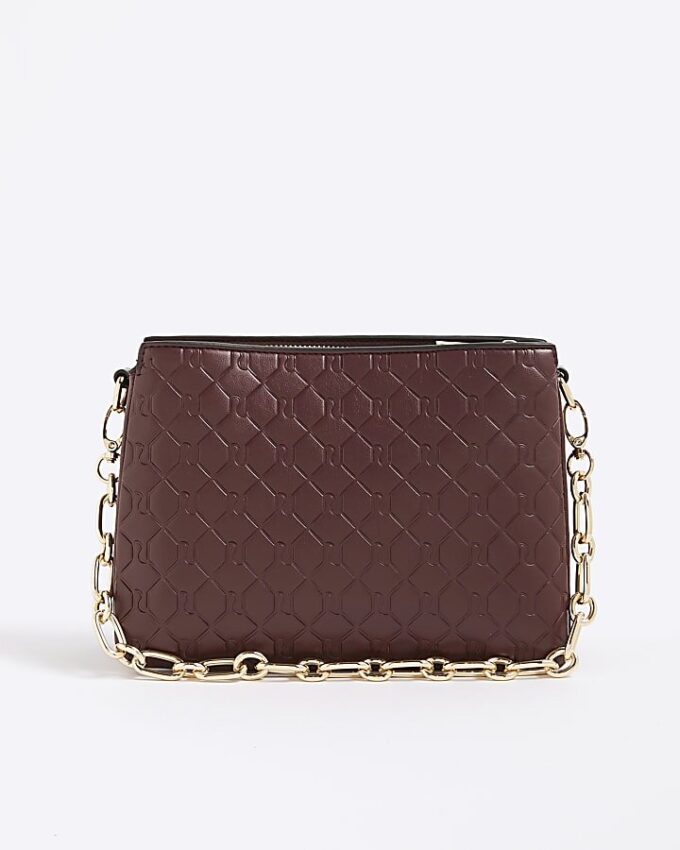 Röd crossbody-väska med präglat monogram och kedja