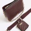 Röd crossbody-väska med präglat monogram och kedja