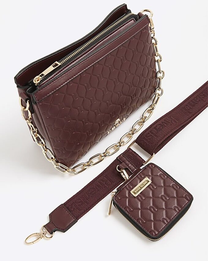 Röd crossbody-väska med präglat monogram och kedja