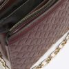 Röd crossbody-väska med präglat monogram och kedja