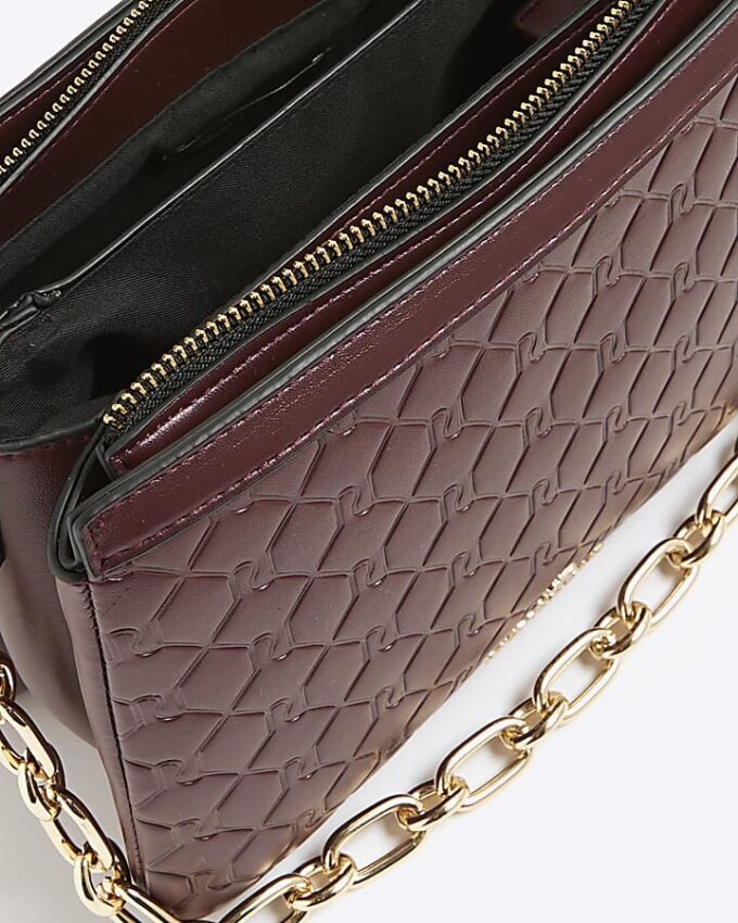 Röd crossbody-väska med präglat monogram och kedja