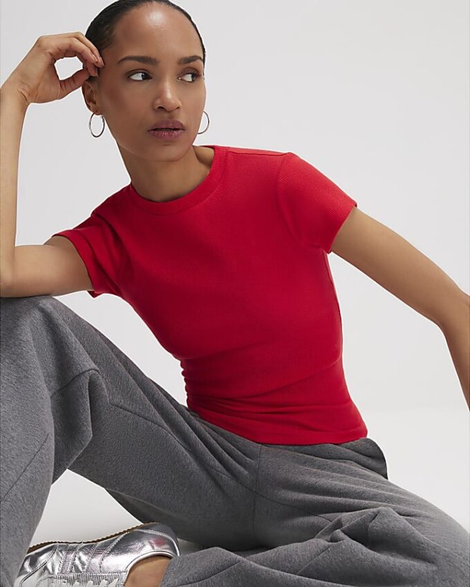 Röd figursydd ribbad T-shirt