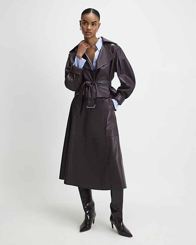 Röd midikjol i imitationsläder